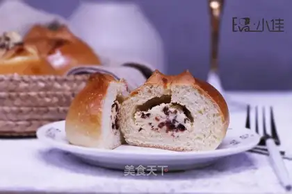 Cranberry cheese buns
