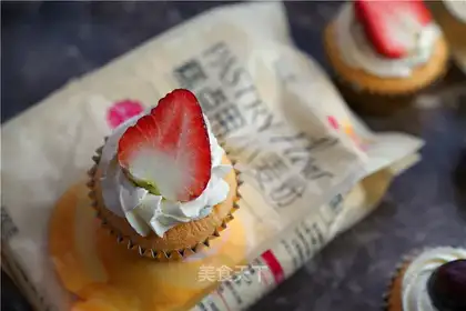 Strawberry Goldcake