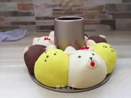 Bear squeezes bread