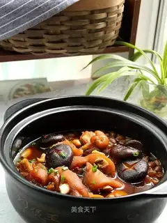 A casserole with pig hoofs