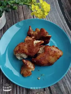 Spicy roasted pig hoof
