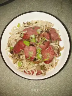 Sour sausage noodles