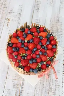 Fence cream fruit cake