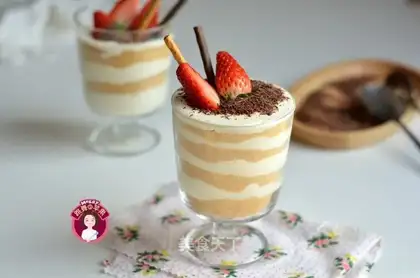 Strawberry wood cups