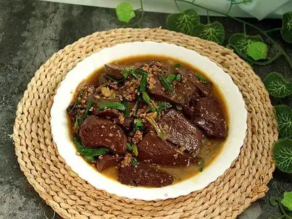 Garlic meat burns pig blood