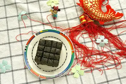 Roses with black sesame soup