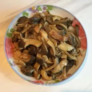 Garlic slices of mushrooms