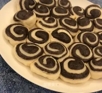 Two-colour milk rolls