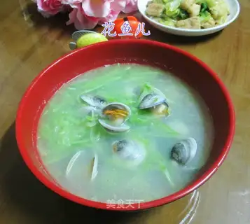 Round clams and radish soup