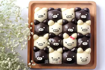 The little black and white pig squeezes the buns