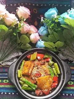 A dry pot with tofu