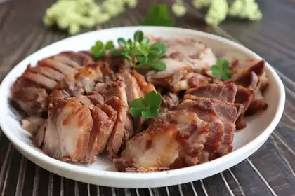 Honey sauce and roast meat