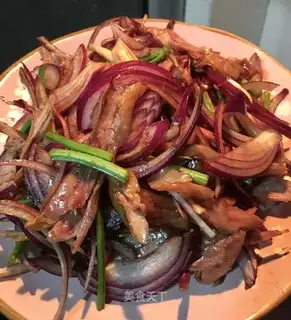 Pelican onions mixed with chicken legs