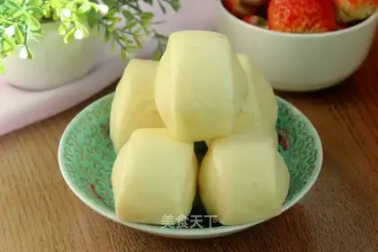 Milk knife cut the buns