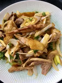 Onion hand tore chicken leg