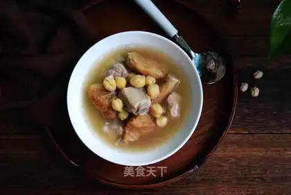 Monkey mushrooms, hawk bean ribs soup