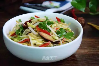 Bean sprouts with mushrooms