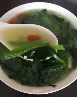 Red-mouthed green parrot egg soup
