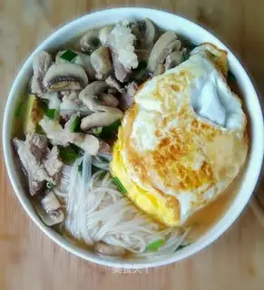Plum meat grinds the rice line