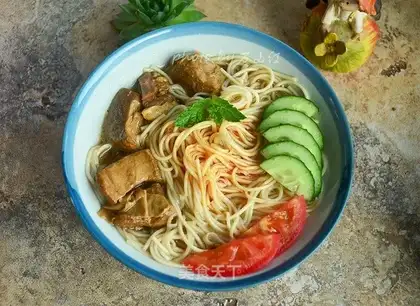 Red-burned oxen-covered noodles