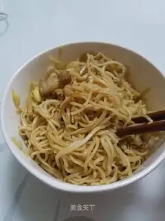 Soybeans sprouts and pork noodles