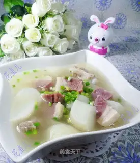 Salted meat chop radish soup