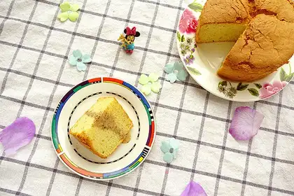 Fried sesame salad and chili cake