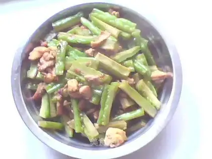 Balsam pear chicken in sauce