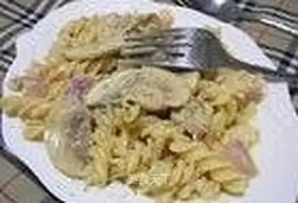 Spaghetti with ham and mushroom in white sauce