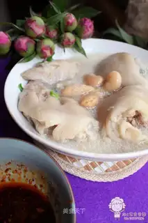 Snow bean trotters soup in purple sand pot