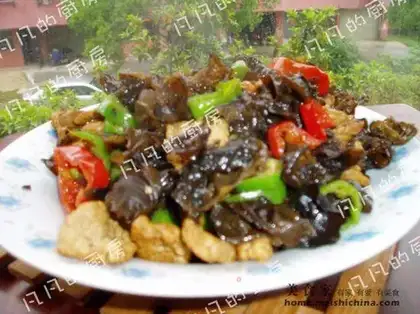 Stir fried pork slices with fungus