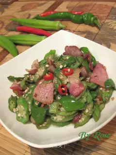 stir-fried okra with bacon slices