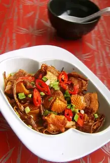 Braised duck with tea tree mushroom