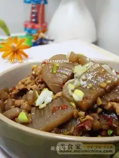 Chop pepper and minced meat and boiled konjac