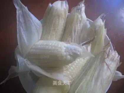 Steaming corn on the cob