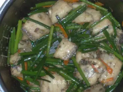 stir-fried white hairtail with leeks and vegetables