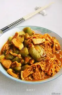 Fried vegetable shredded pork with loofah