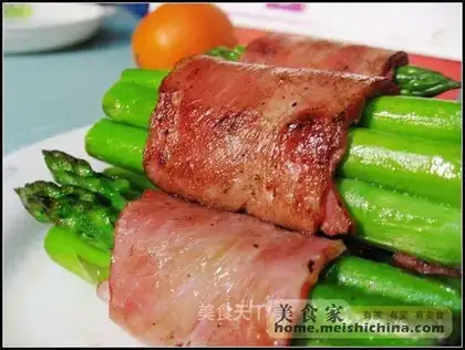 Pan-fried bacon and asparagus roll