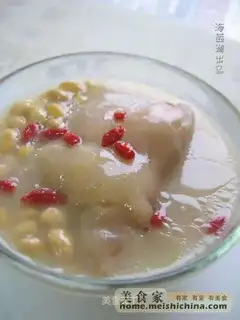 Soybean pork knuckle soup