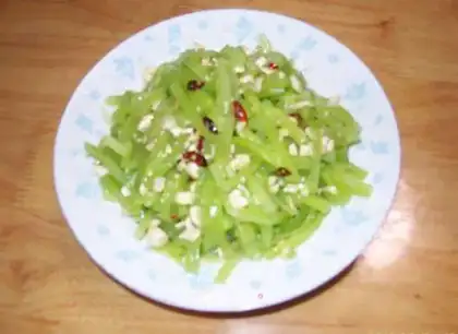 Stir lettuce strips