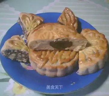 Guangdong-style plain heart moon cake