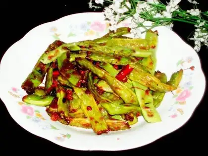 Dry stir-fried green beans