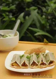 Pan-fried cabbage pot stickers