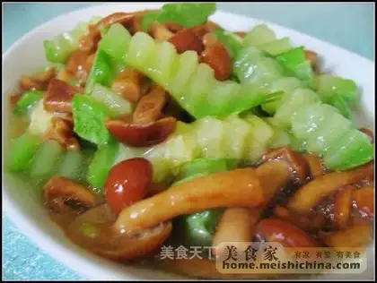 stir-fried mushroom with zucchini