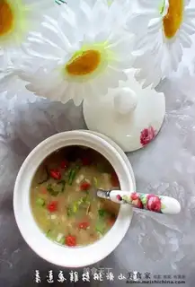 Black-chicken walnut and yam porridge