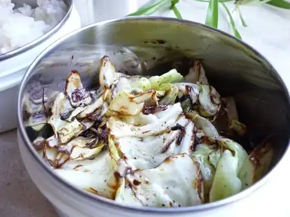 Sauce fried hand-shredded cabbage