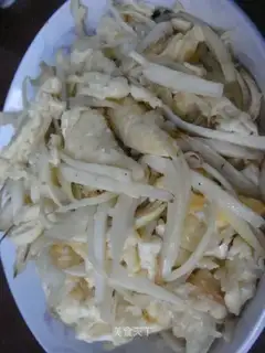 Scrambled eggs with rice straw