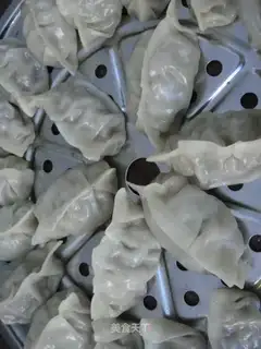 Steamed dumplings filled with celery