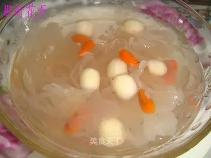 Lotus seeds and tremella soup
