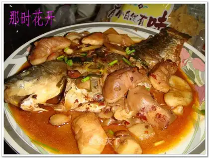 Roasted crucian carp with water chestnut rice